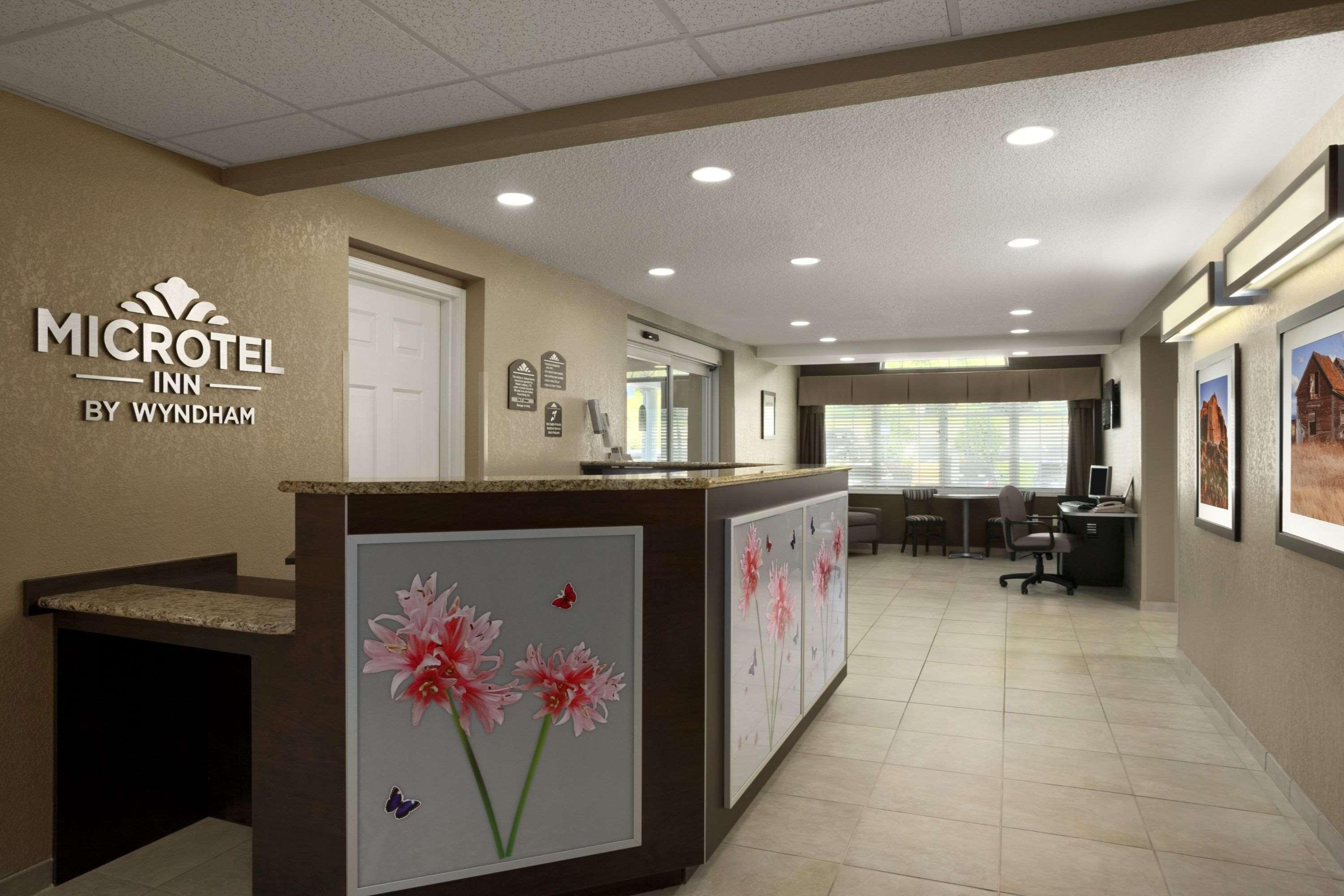 Microtel Inn & Suites By Wyndham Mineral Wells/Parkersburg Bagian luar foto