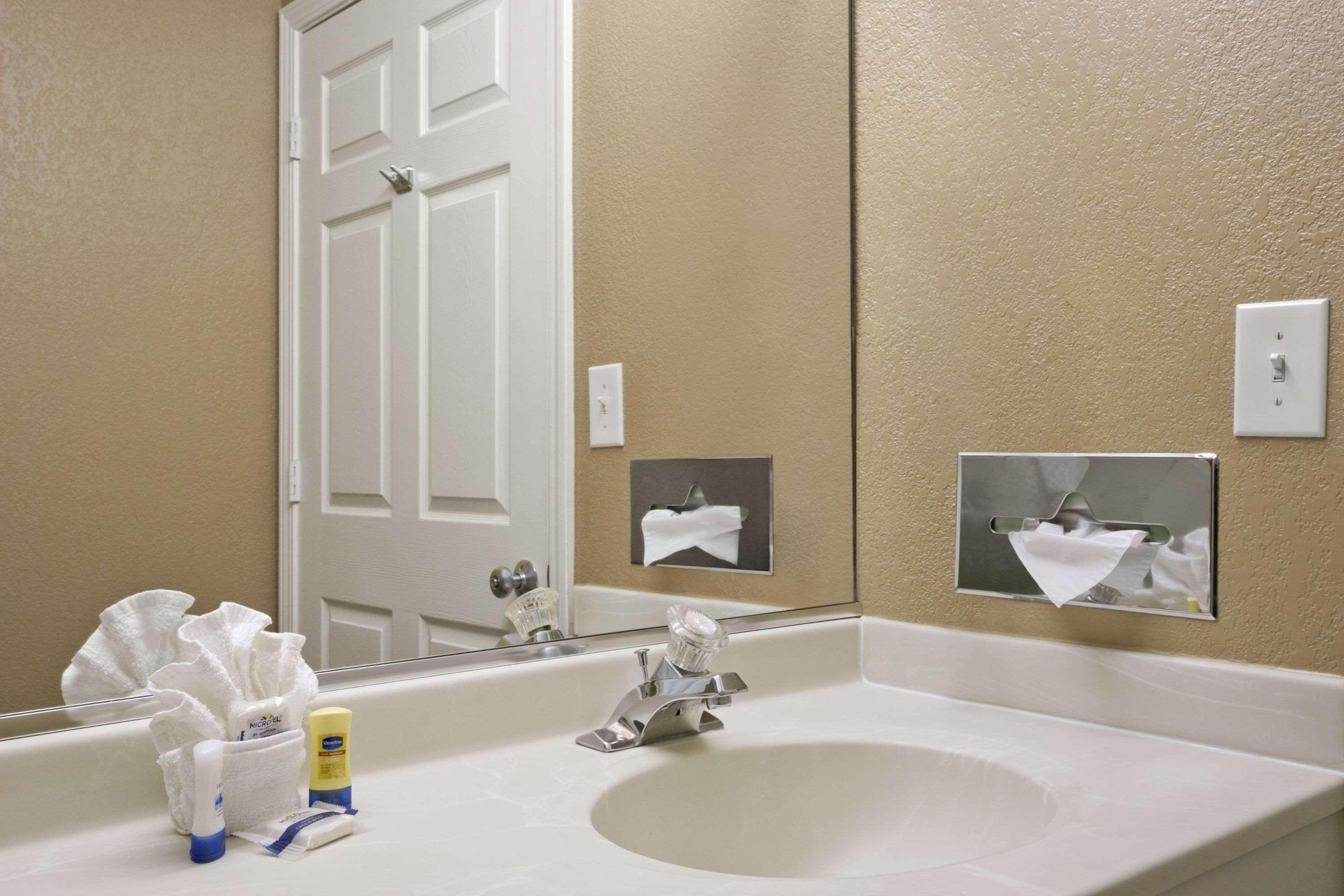 Microtel Inn & Suites By Wyndham Mineral Wells/Parkersburg Bagian luar foto