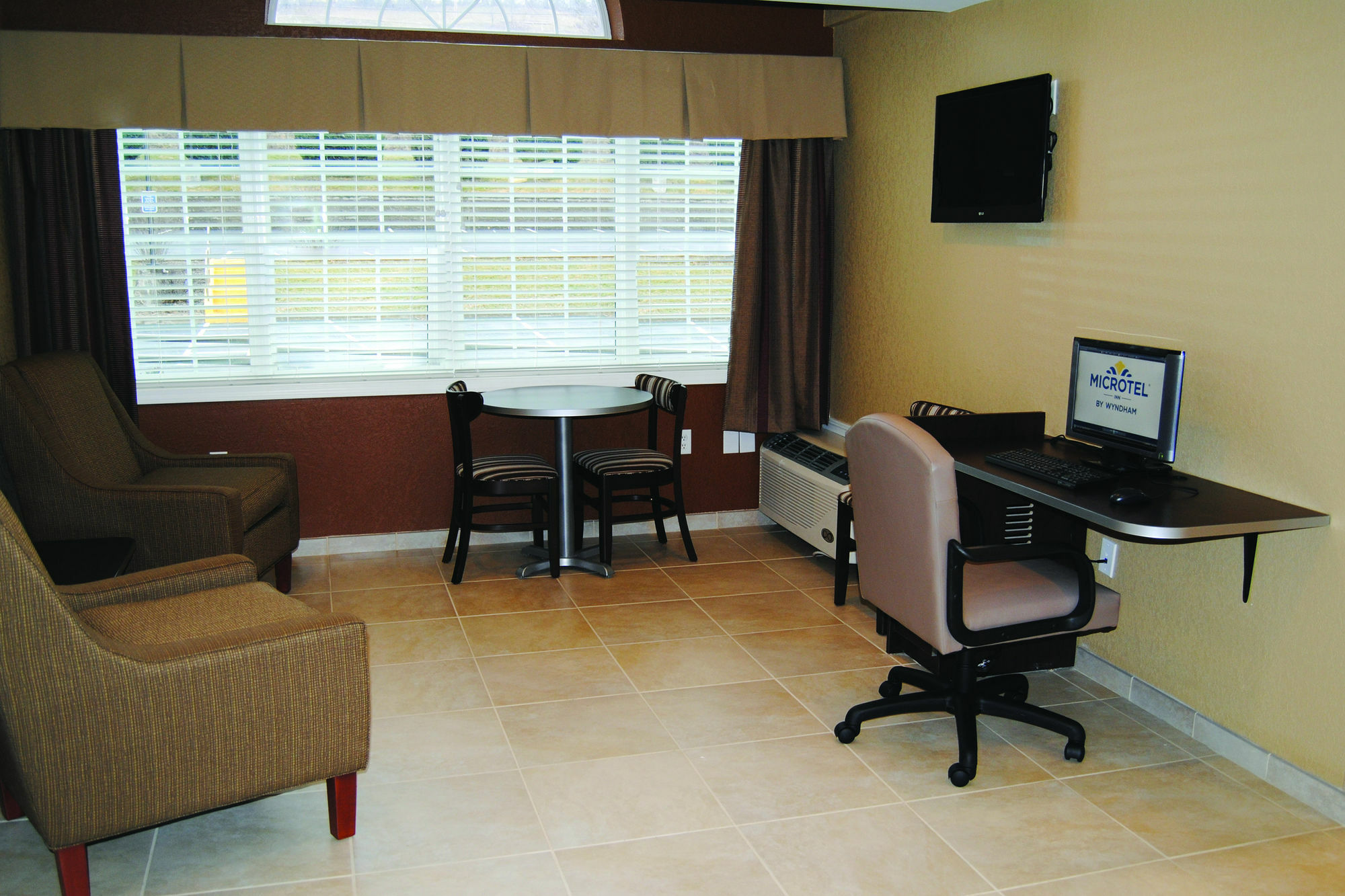 Microtel Inn & Suites By Wyndham Mineral Wells/Parkersburg Bagian luar foto